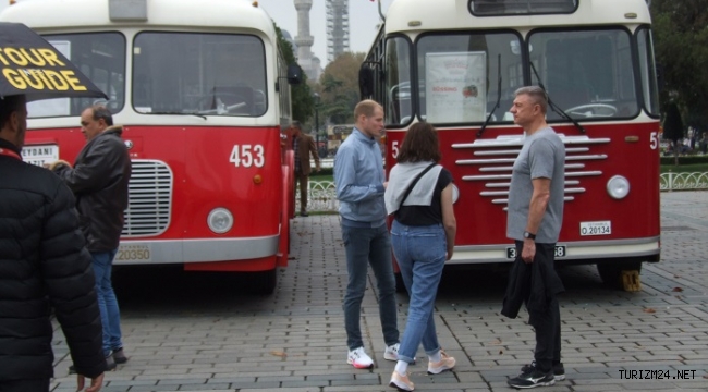 İETT nostaljik otobüsleri, Sultanahmet meydanında sergilenmeye başladı.