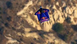 Red Bull Sporcusu Kapadokya'da Balonlar Arasında 200 km/s Hızla Slalom Yaptı