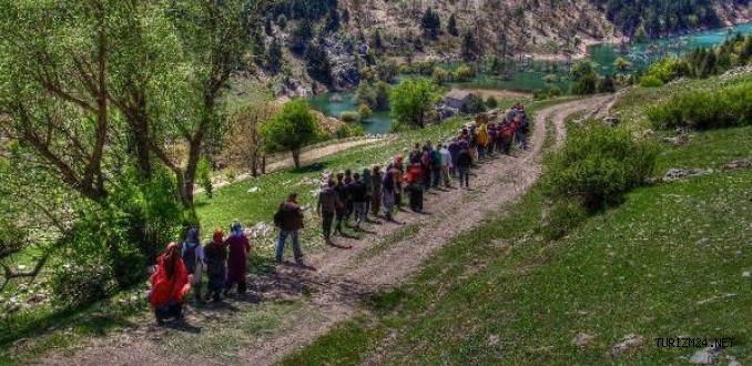 Doğa yürüyüşünde mağaralar tanıtıldı