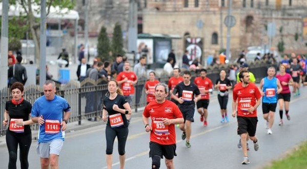 İSTANBUL YARI MARATONUNA TARİHİ YARIMADA EV SAHİPLİĞİ YAPTI