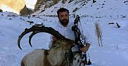Av turizmi sayesinde yay ve okla dağ keçisi avladı