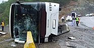 Tur otobüsü direğe çarptı: 14 yaralı