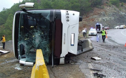 Tur otobüsü direğe çarptı: 14 yaralı