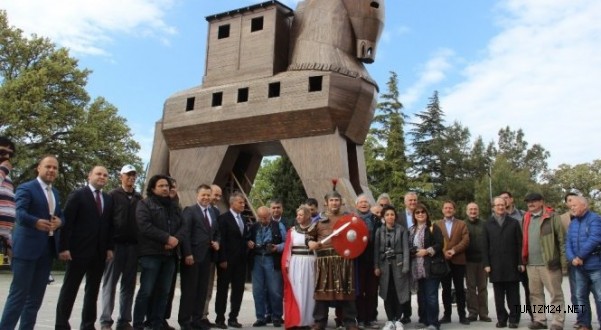 Turizm Camiası Yazarları Troia ören yerinde buluştu