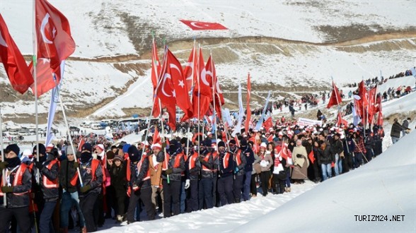 TÜRKİYE ŞEHİDLERİ İLE YÜRÜYOR