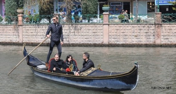 Venedik’e gidemeyenler hayallerini Eskişehir’de gerçekleştiriyor