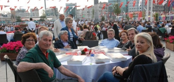 Yunanlı turizmciler Beyoğlu’nda Ramazan atmosferini yaşadı